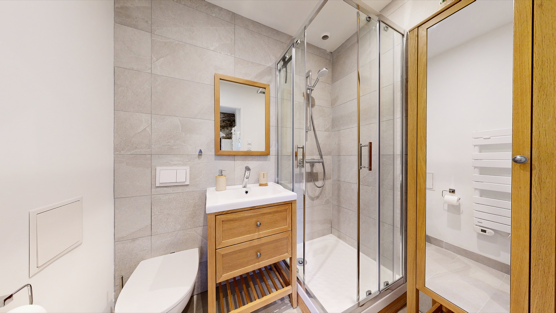 Salle d'eau avec douche vitrée et sèche-serviettes - Chalet La Plagne Paradiski