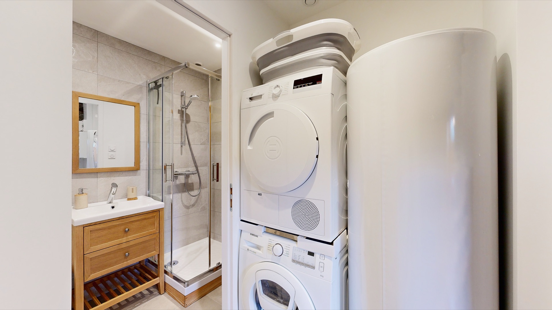 Salle de bain avec lave-linge et sèche-linge Samsung - Chalet La Chappaz