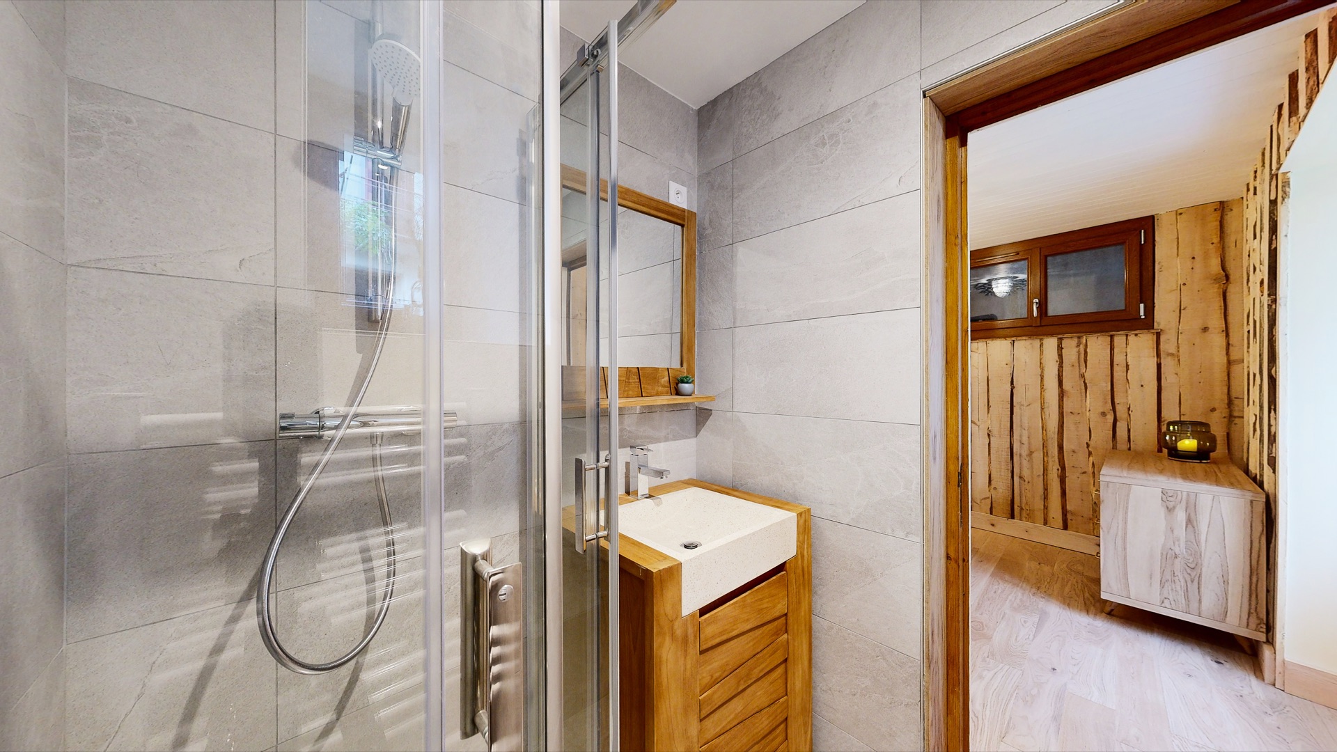 Salle d'eau attenante à la chambre en bois brut - Chalet montagne Savoie