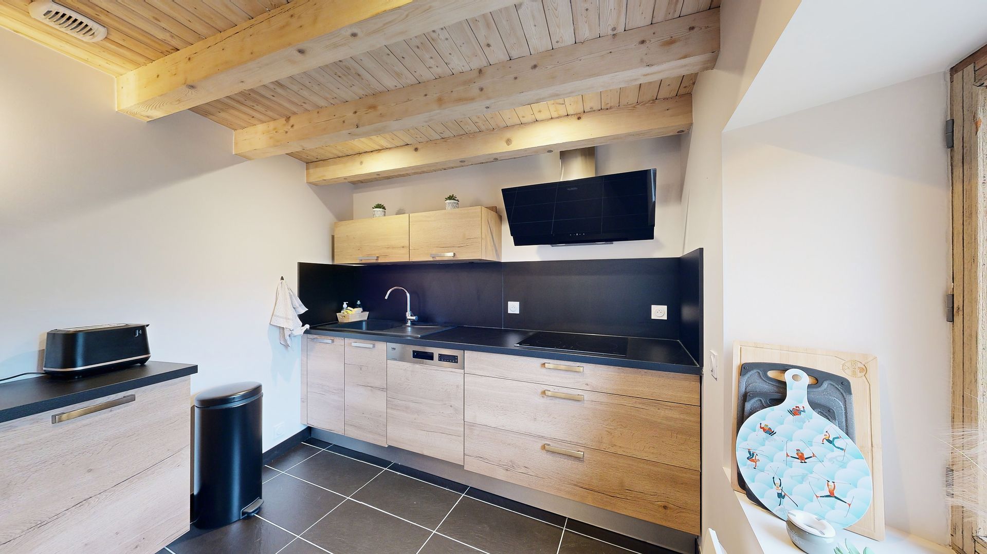 Cuisine équipée avec plaque induction et lave-vaisselle - Chalet ski La Plagne