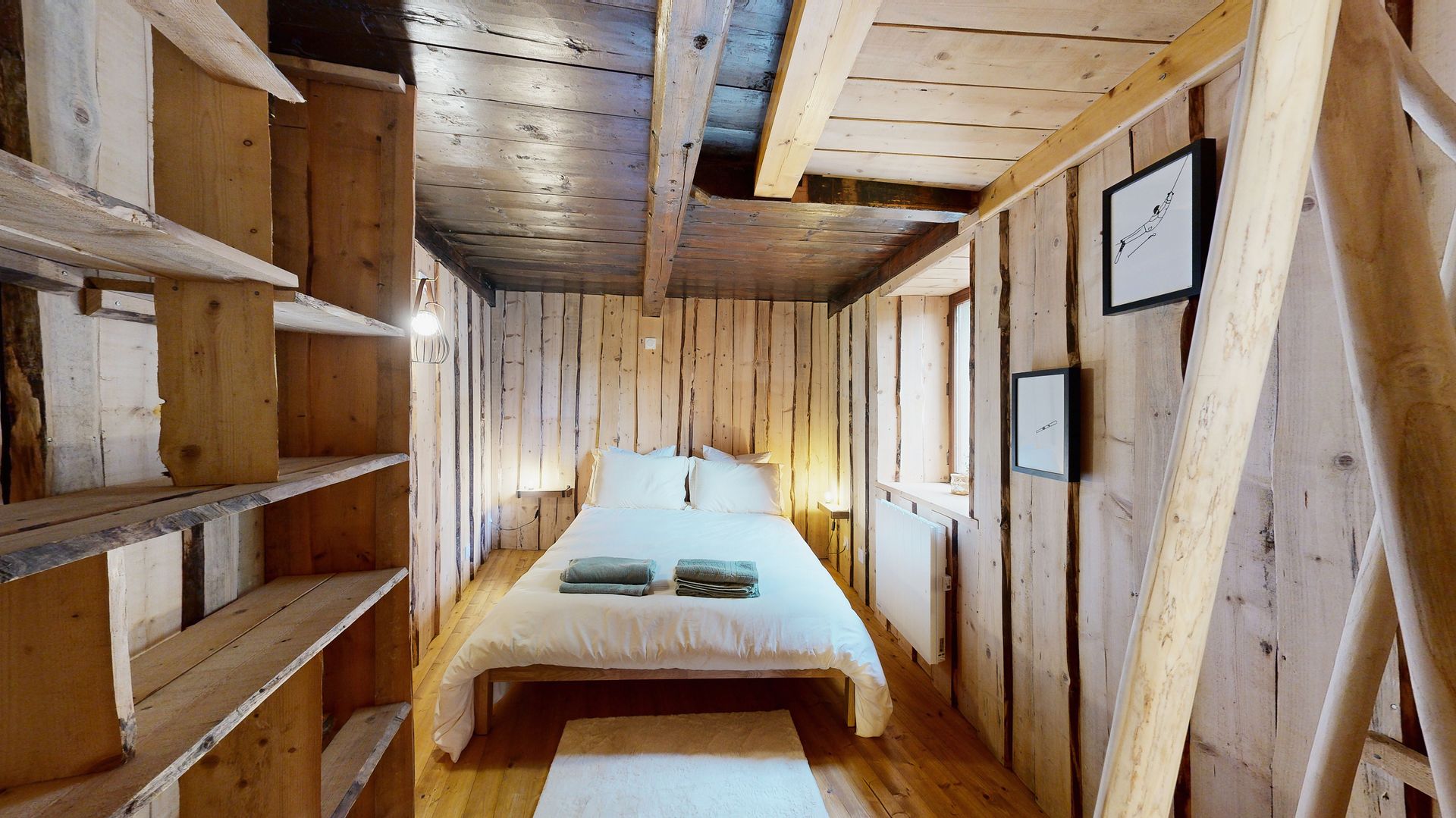 Chambre rustique en bois brut, ancien poulailler rénové - Chalet de charme Savoie