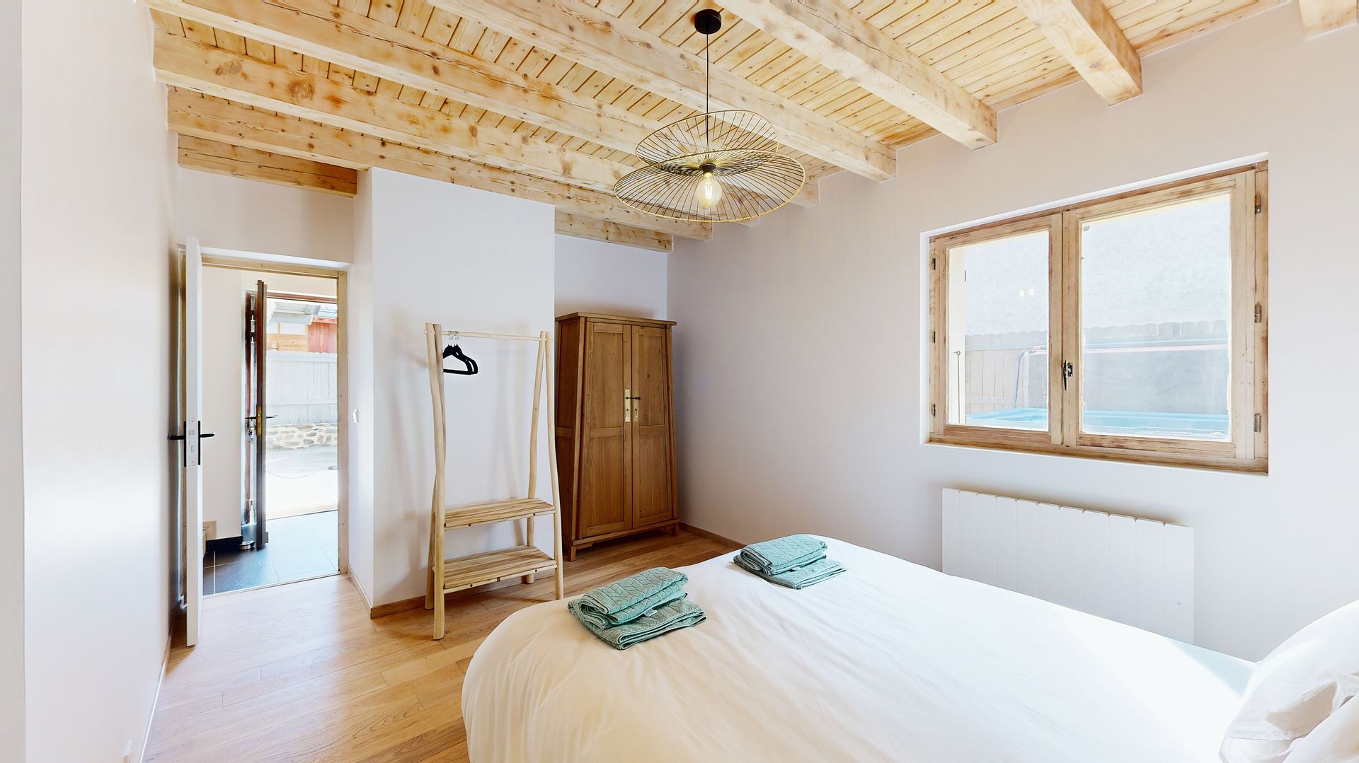 Chambre double chalet montagne Paradiski vue jacuzzi